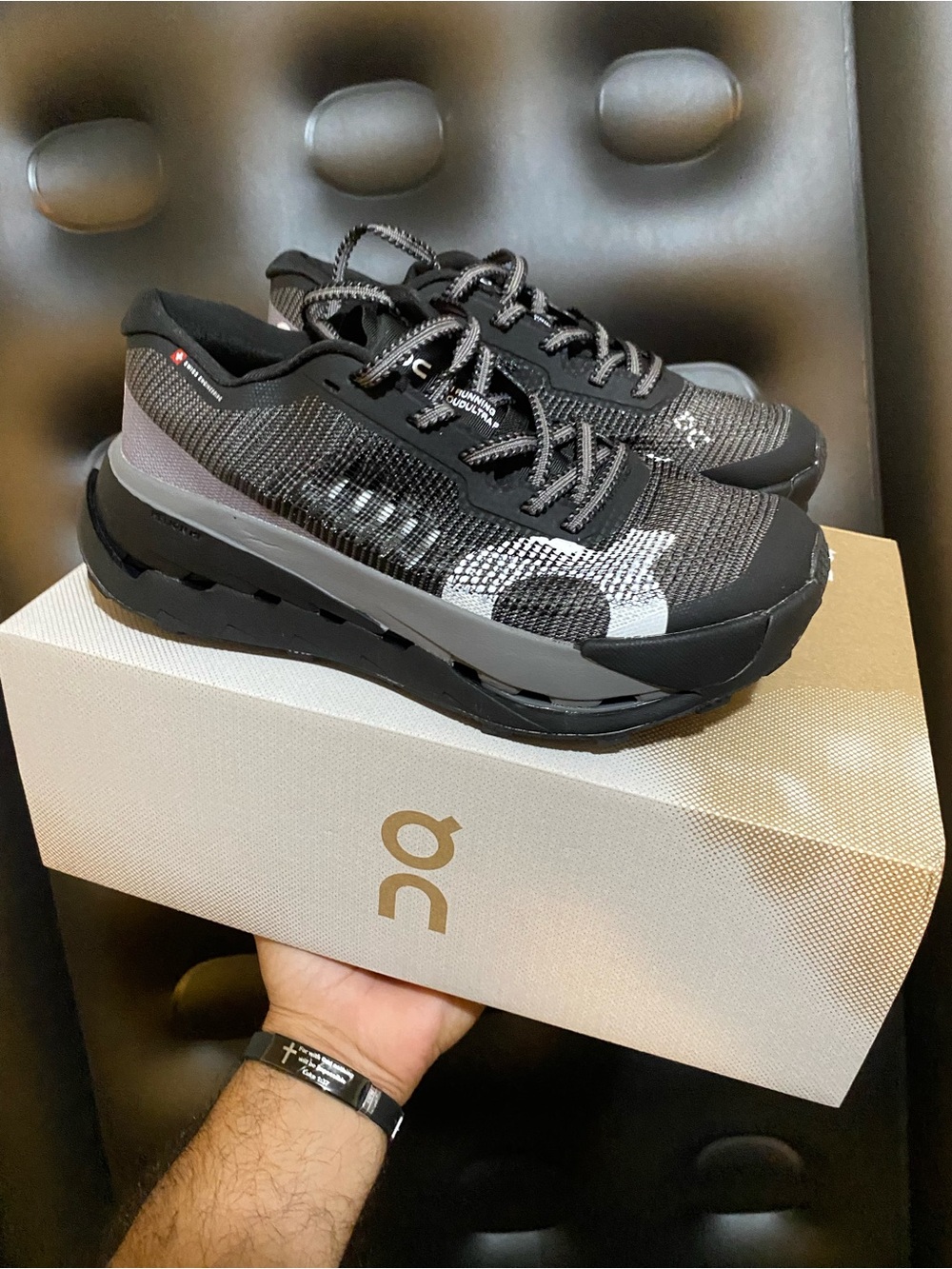On oncloudUltra Pro woman’s Sneakers in Black and Gray
